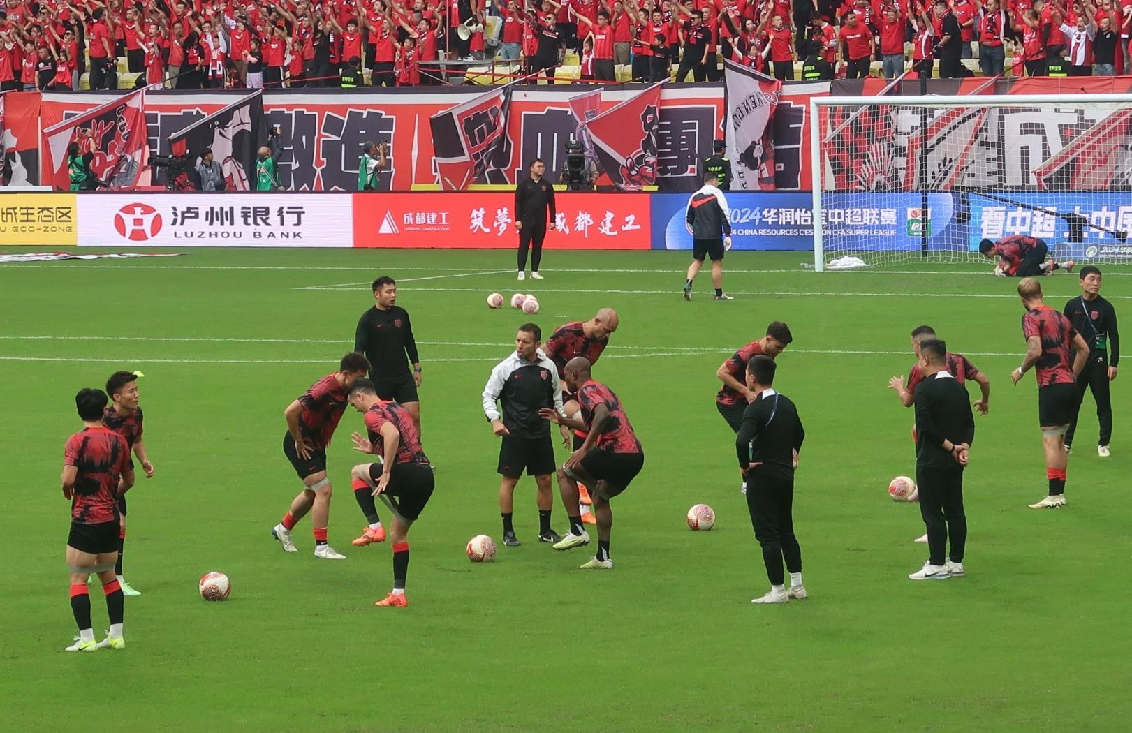 关于足球比赛赛场紧张刺激，球员表现让人惊艳的信息