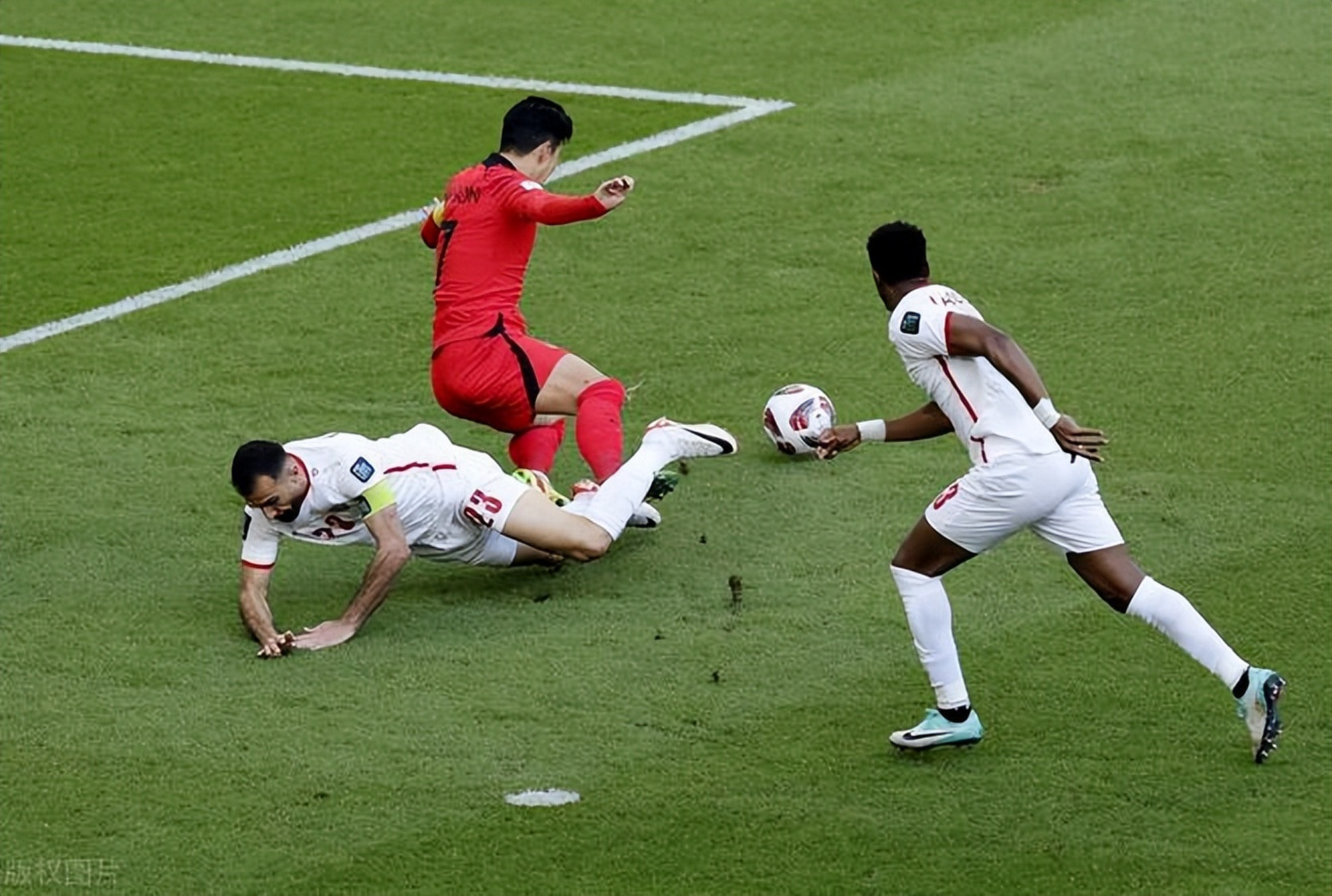 关于足球比赛赛场紧张刺激，球员表现让人惊艳的信息